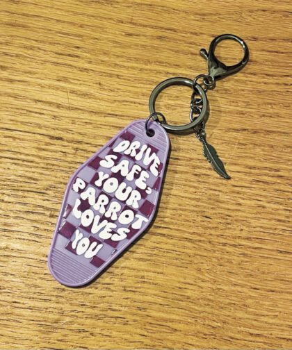 Hotel sleutelhanger ‘Drive safe, your parrot loves you’