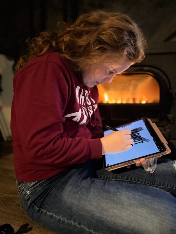 Skaya Sanne tekent op tablet