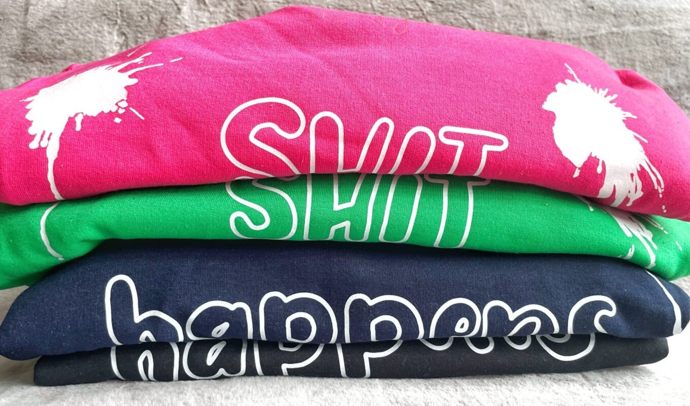 Verschillende kleuren sweaters shit happens design