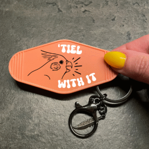 Sleutelhanger met tekst ‘Tiel with it’ – voor papegaaienliefhebbers
