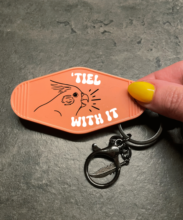 Sleutelhanger met tekst ‘Tiel with it’ – voor papegaaienliefhebbers