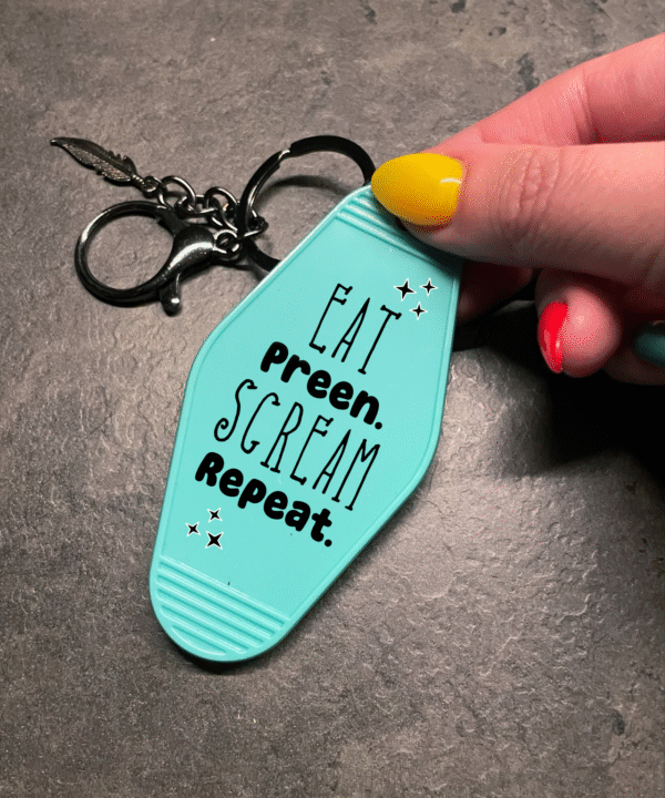 Sleutelhanger met tekst ‘Eat preen scream repeat’ – voor papegaaienliefhebbers
