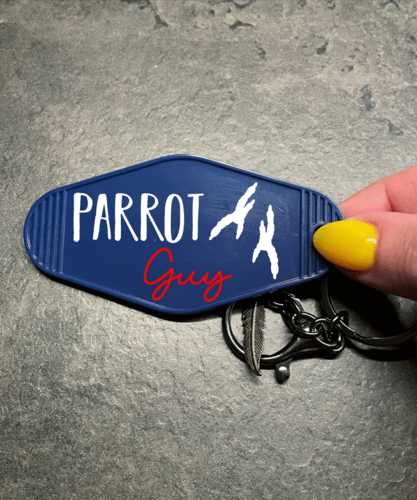 Sleutelhanger met tekst ‘Parrot Guy’ – voor papegaaienliefhebbers