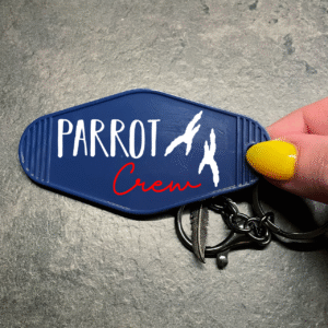 Sleutelhanger met tekst ‘Parrot Crew’ – voor papegaaienliefhebbers