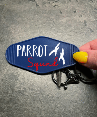 Sleutelhanger met tekst ‘Parrot Squad’ – voor papegaaienliefhebbers