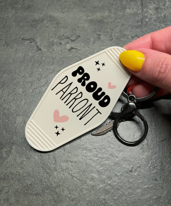 Sleutelhanger met tekst ‘Proud parront’ – voor papegaaienliefhebbers