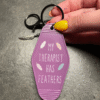 Sleutelhanger met tekst ‘My therapist has feathers’ – voor papegaaienliefhebbers