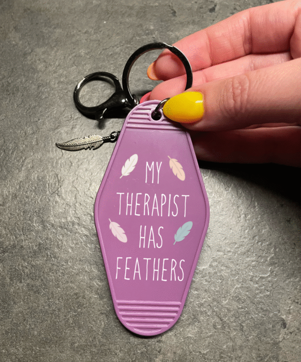 Sleutelhanger met tekst ‘My therapist has feathers’ – voor papegaaienliefhebbers