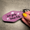 Sleutelhanger met tekst ‘Hot girls have fids’ – voor papegaaienliefhebbers