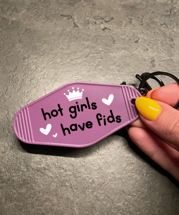 Sleutelhanger met tekst ‘Hot girls have fids’ – voor papegaaienliefhebbers