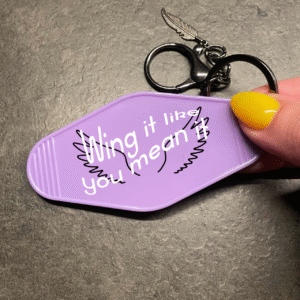 Sleutelhanger met tekst ‘Wing it like you mean i’ – voor papegaaienliefhebbers
