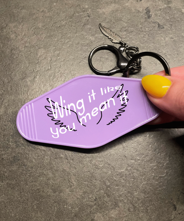 Sleutelhanger met tekst ‘Wing it like you mean i’ – voor papegaaienliefhebbers