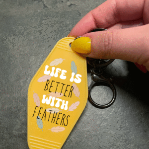 Sleutelhanger met tekst ‘Life is better with feathers’ – voor papegaaienliefhebbers