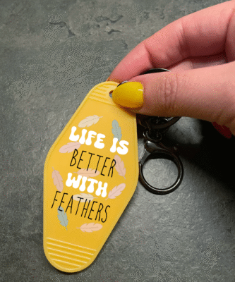 Sleutelhanger met tekst ‘Life is better with feathers’ – voor papegaaienliefhebbers