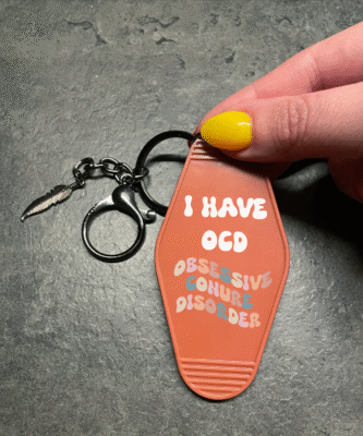 Sleutelhanger met tekst ‘ I have OCD Obsessive Conure Disorder’ – voor papegaaienliefhebbers
