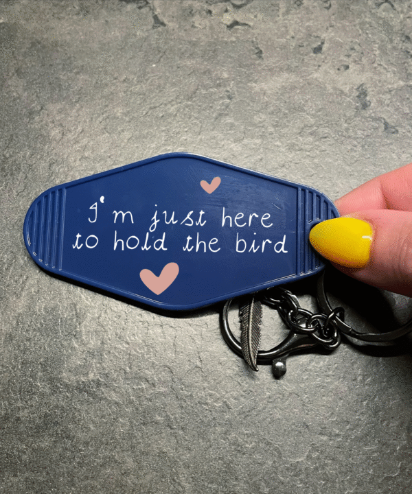Sleutelhanger met tekst ‘I’m just here to hold the bird’ – voor papegaaienliefhebbers