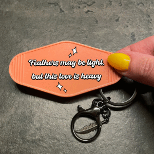 Sleutelhanger met tekst ‘Feathers may be light, but this love is heavy’ – voor papegaaienliefhebbers