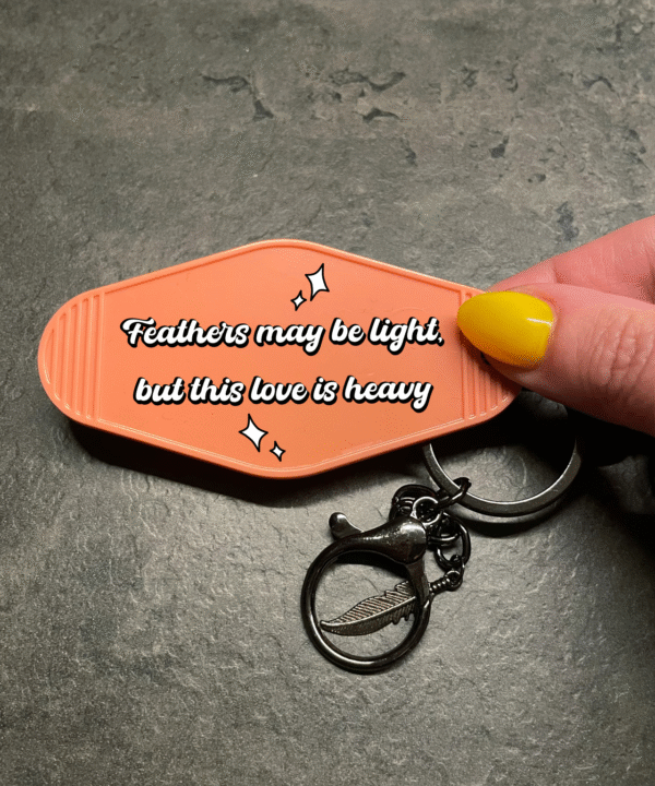 Sleutelhanger met tekst ‘Feathers may be light, but this love is heavy’ – voor papegaaienliefhebbers