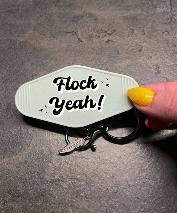 Sleutelhanger met tekst ‘Flock Yeah!’ – voor papegaaienliefhebbers